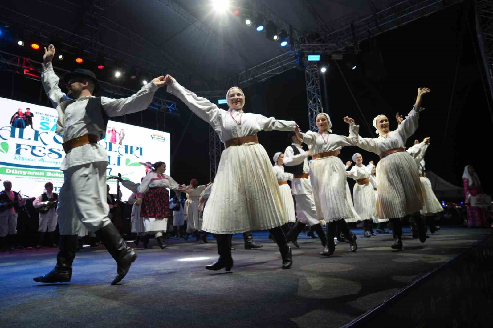 13 farklı ülkeden dansçılar gösterileri ile Samsunluları hayran bıraktı 