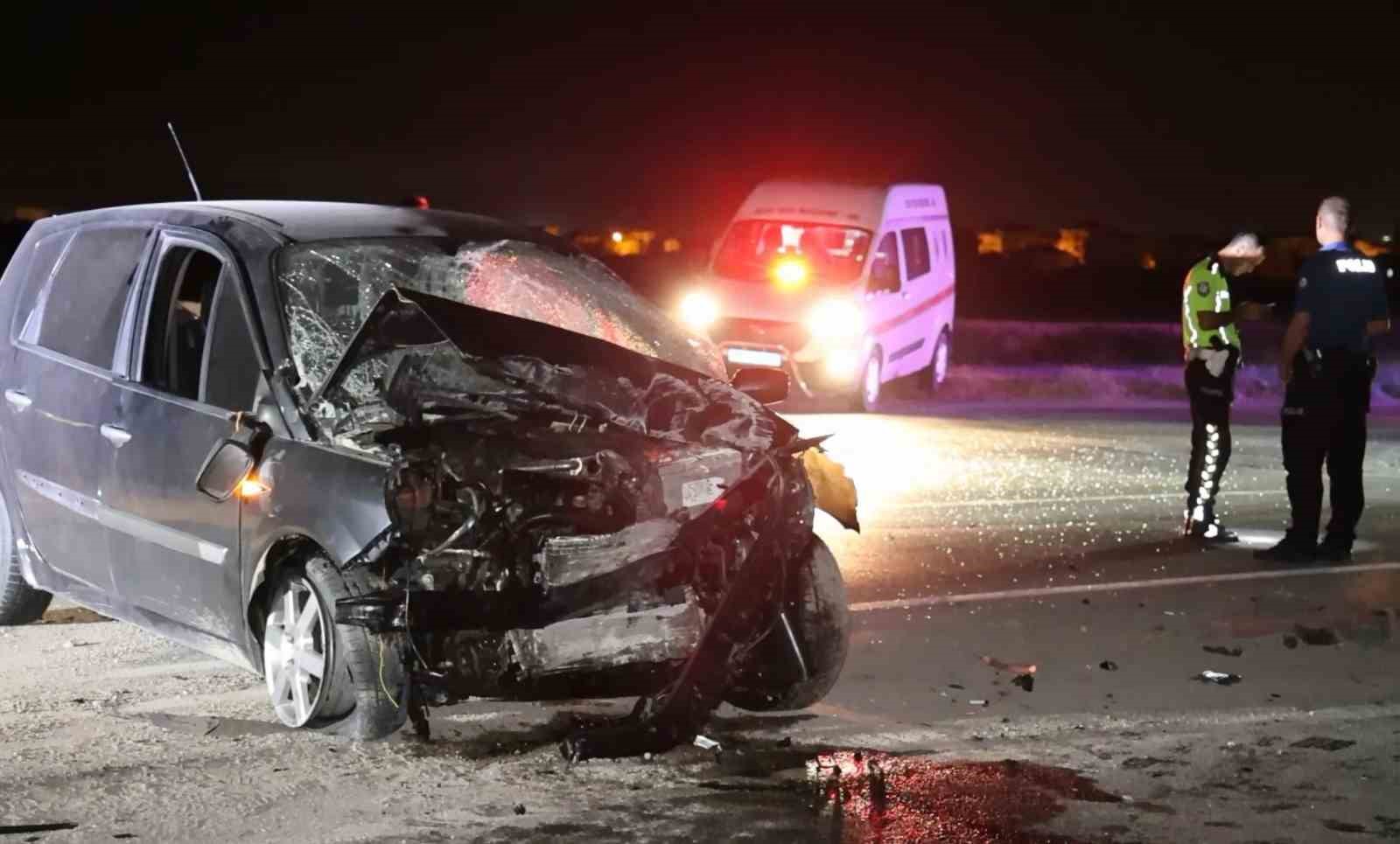 Kontrolden çıkan otomobil duvara çarpıp yola savruldu: 1 ağır yaralı 