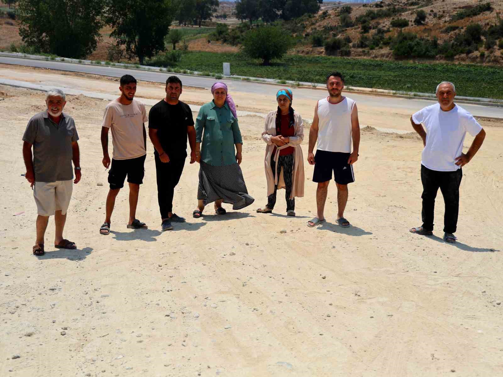 İlçede yıllardır bitmeyen yol vatandaşları isyan ettirdi 