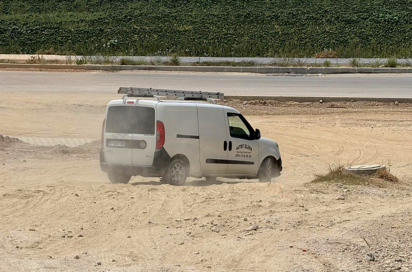 İlçede yıllardır bitmeyen yol vatandaşları isyan ettirdi 