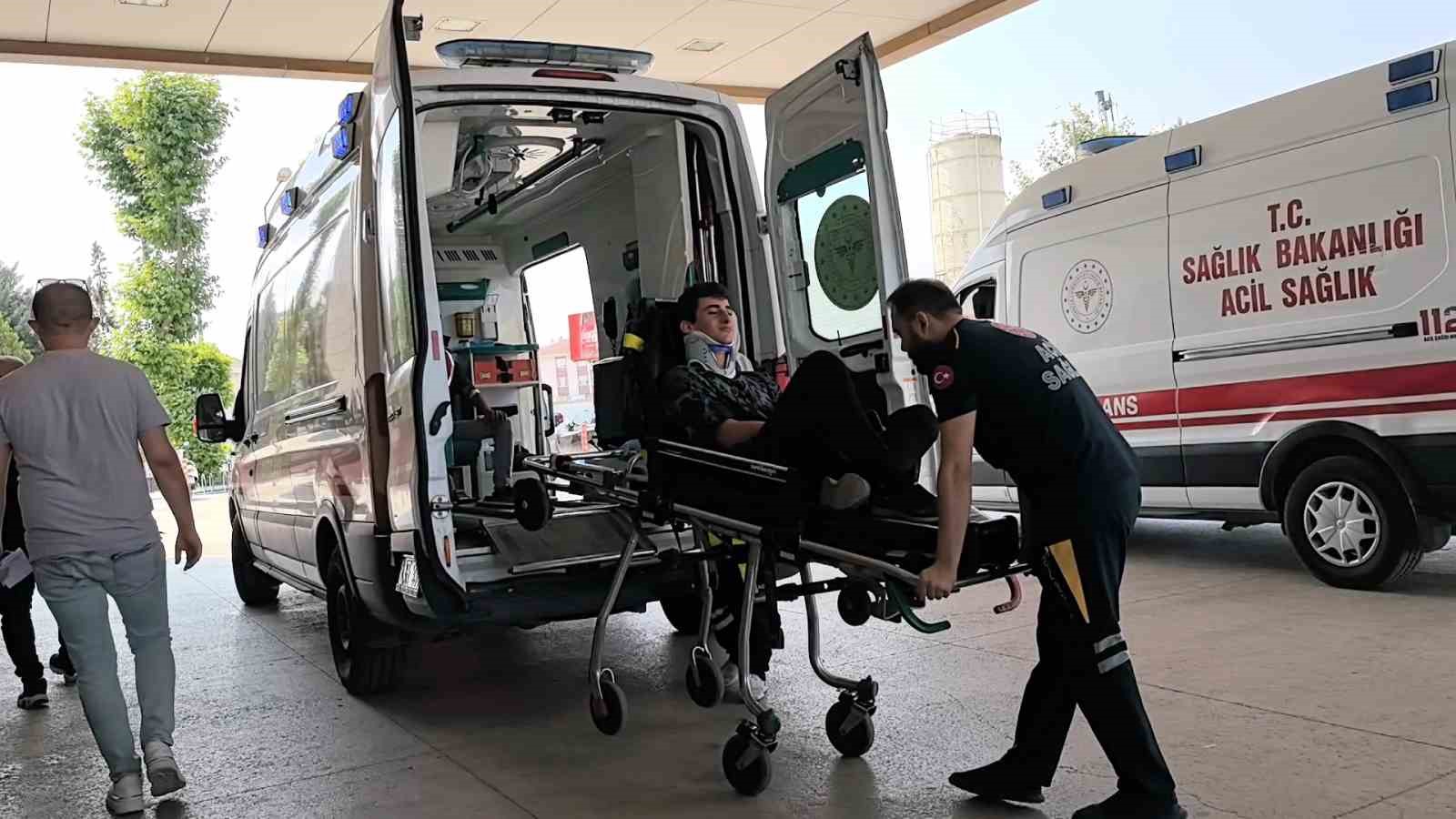 Bursa’da hafif ticari araç kamyonetle çarpıştı: 3 yaralı 