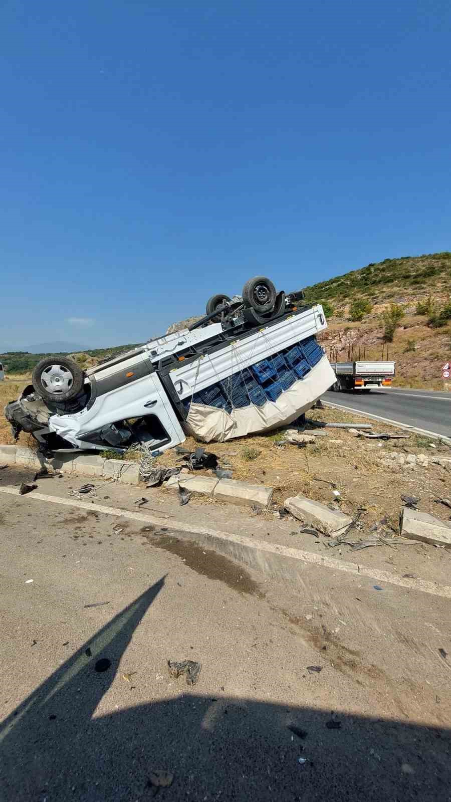 Bursa’da hafif ticari araç kamyonetle çarpıştı: 3 yaralı 