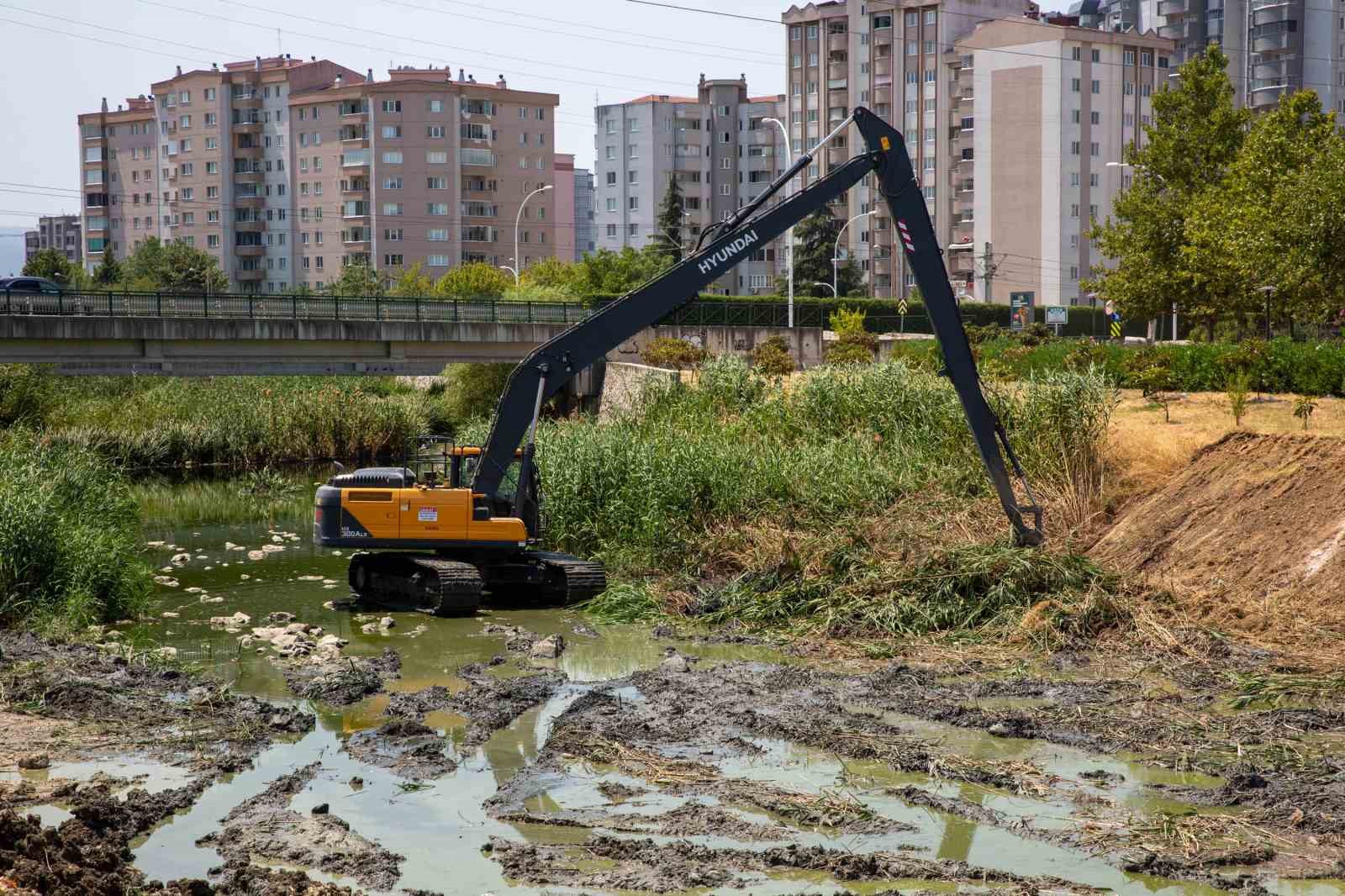 Büyükşehir’den Ayvalı Dere’de temizlik ve ıslah çalışması 