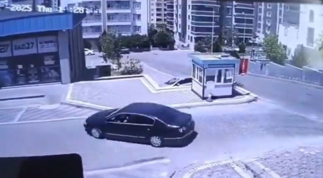 Fren yerine gaza basınca kontrolden çıkan otomobil dükkana daldı 
