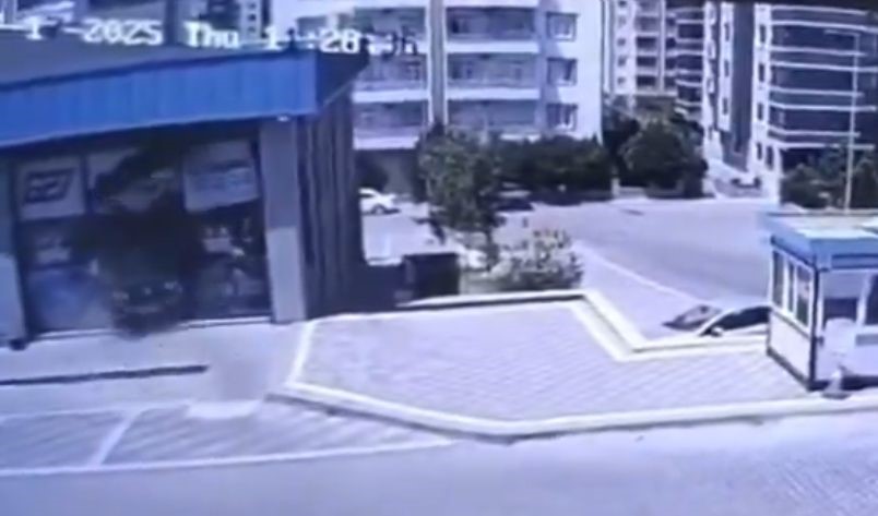Fren yerine gaza basınca kontrolden çıkan otomobil dükkana daldı 