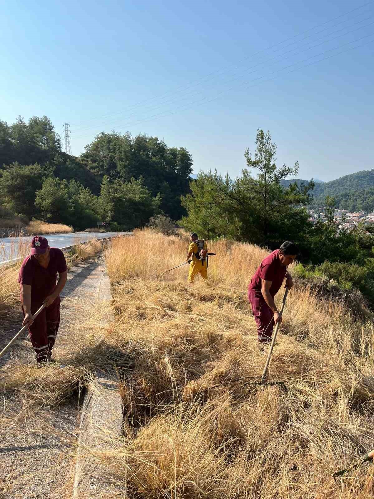 Marmaris’te yol kenarlarında yangınlara önlemler dahilinde ot temizliği yapıldı 