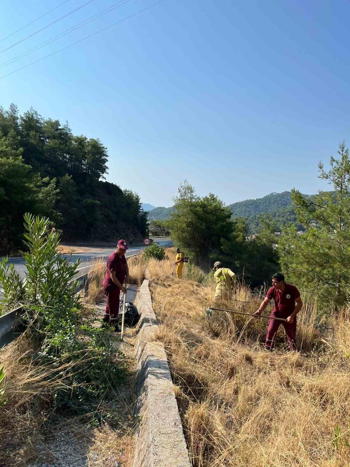Marmaris’te yol kenarlarında yangınlara önlemler dahilinde ot temizliği yapıldı 