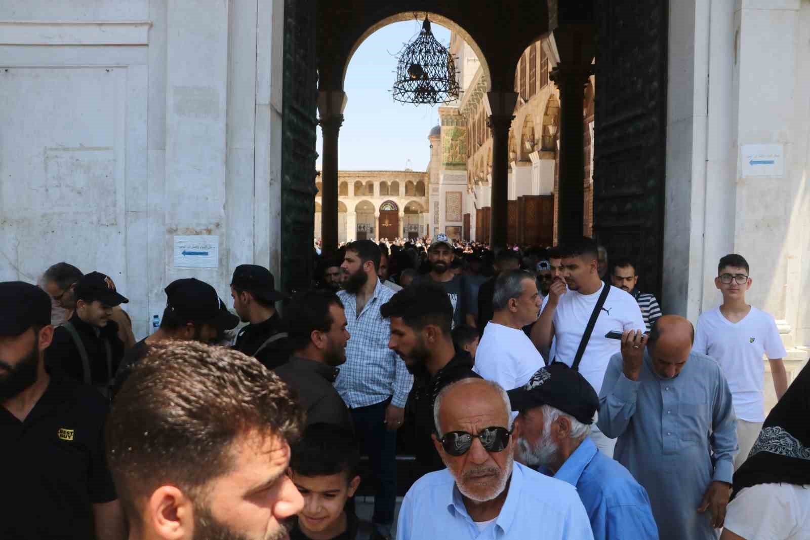 Suriyeliler Cuma namazını kılmak üzere tarihi Emevi Camii’ne akın etti 