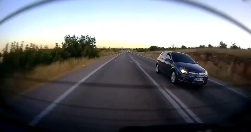Hatalı sollama yapan otomobil motosikleti ezmekten kıl payı kurtuldu 