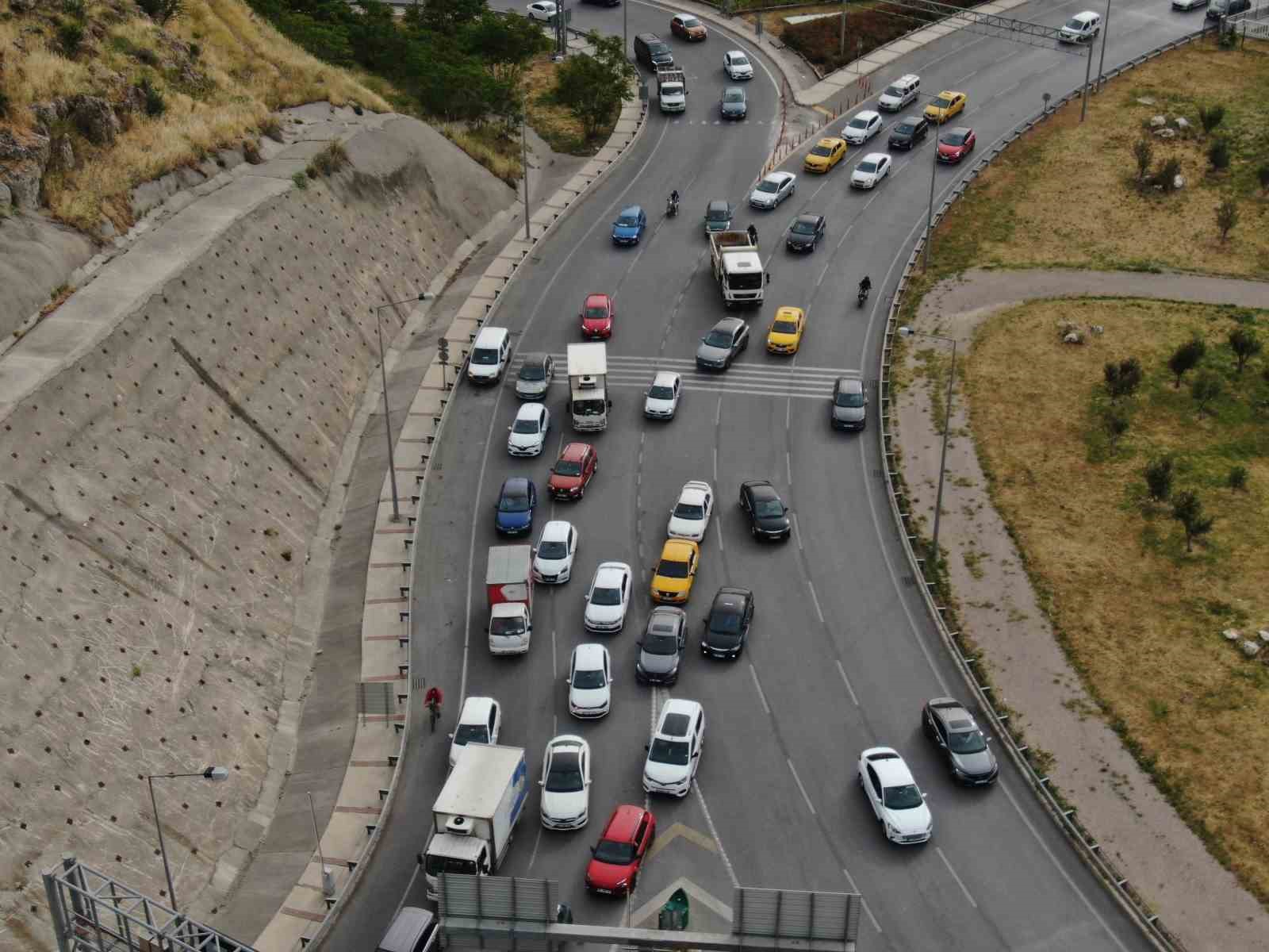 İzmir’de trafiğe kayıtlı araç sayısı 2 milyon 20 bin 832 oldu