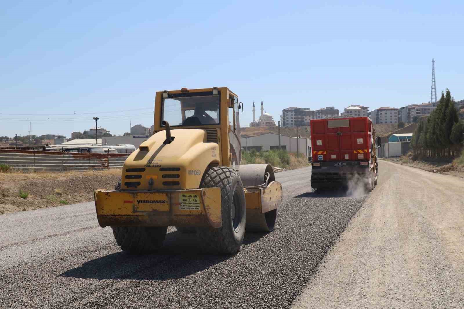 Turgutlu Belediyesi Fen İşleri Müdürlüğünden eş zamanlı ve yoğun yol mesaisi 