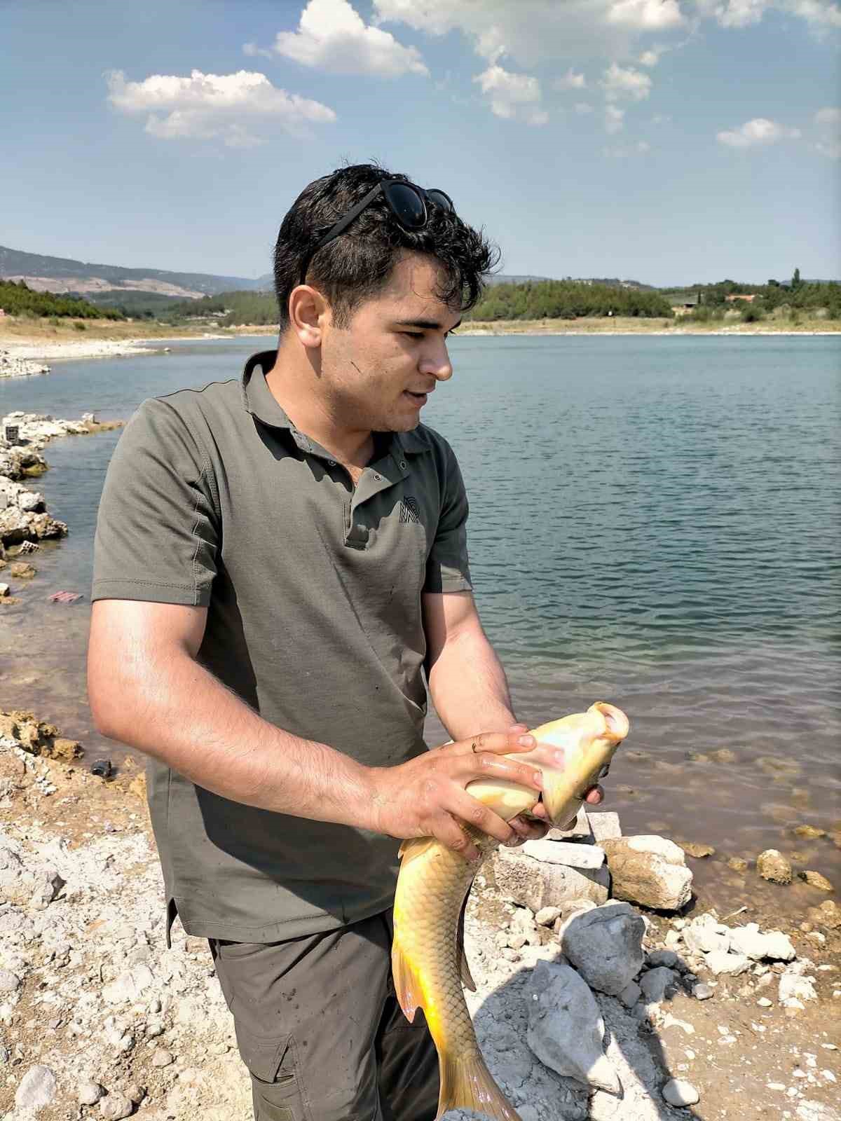 Balıklar ölmesin diye zamanla yarıştılar 