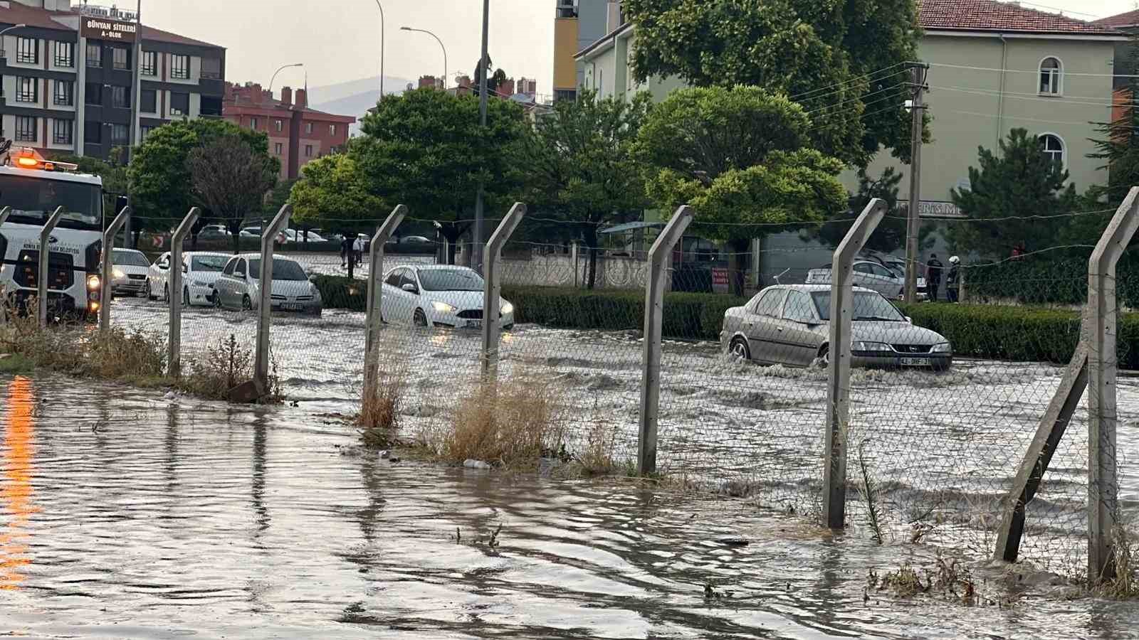 Konya’da yağmur bastırdı, sücürüler zor anlar yaşadı 