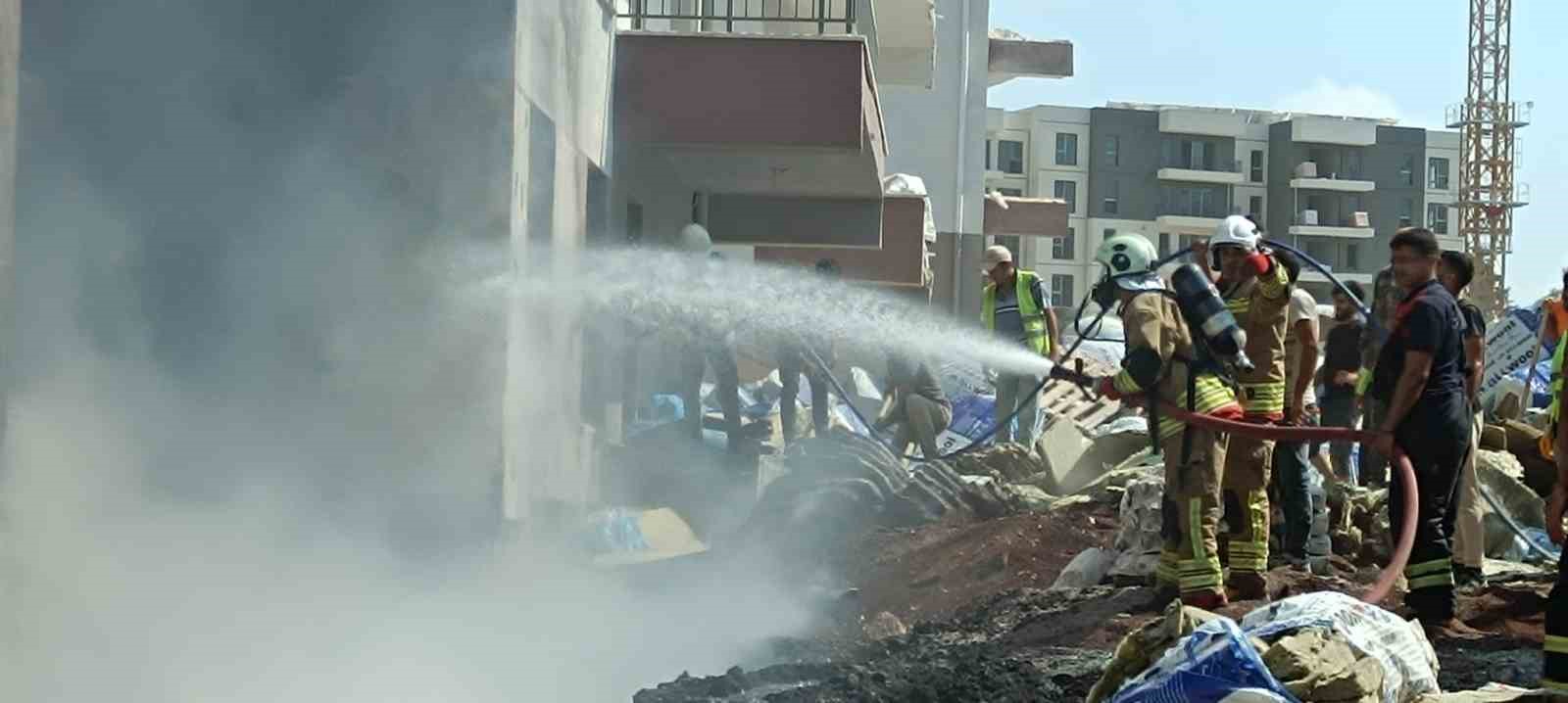 Hatay’da şantiye yangını büyümeden söndürüldü 