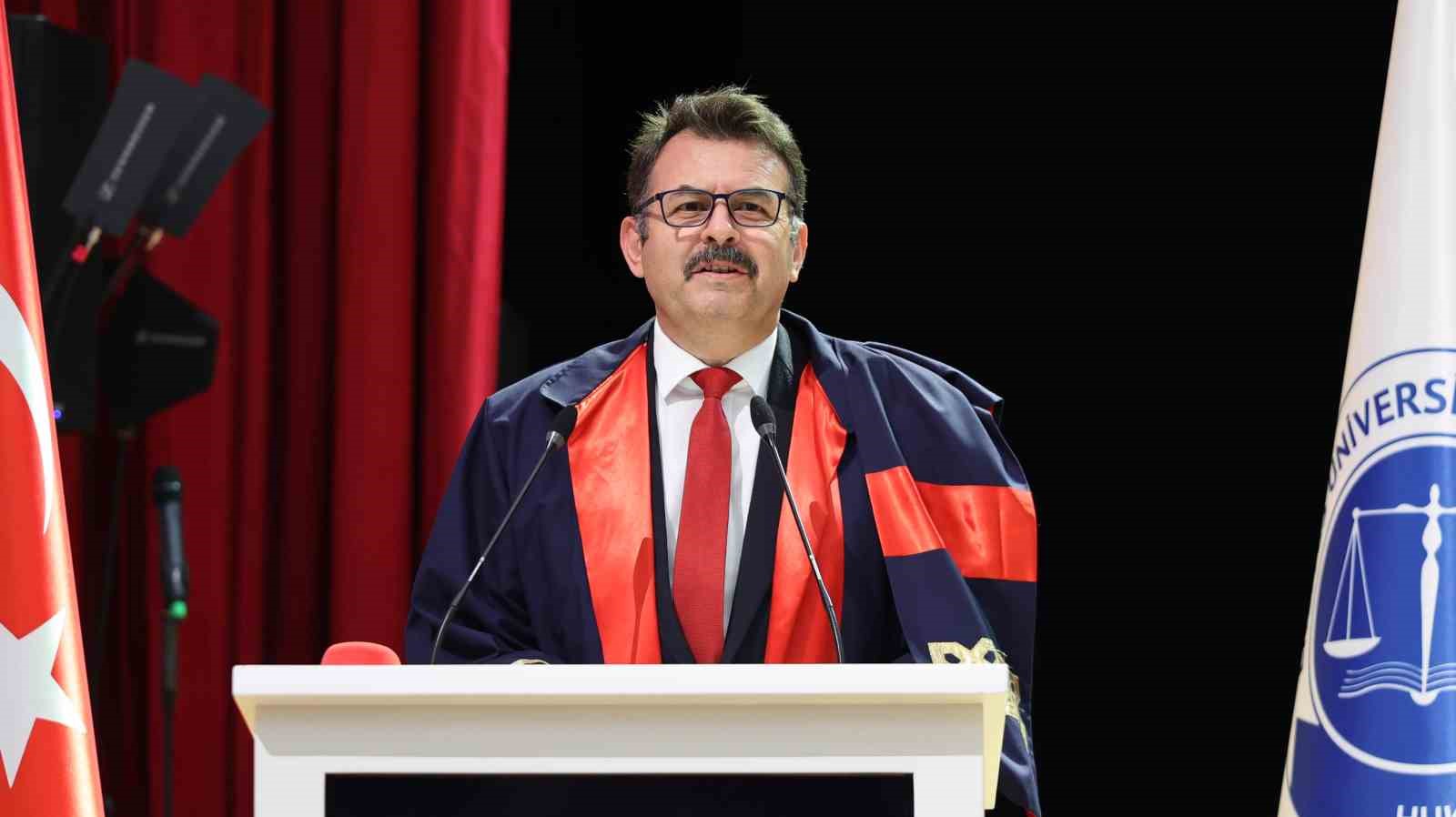 Görme engelli genç, hukuk fakültesini başarıyla bitirdi 