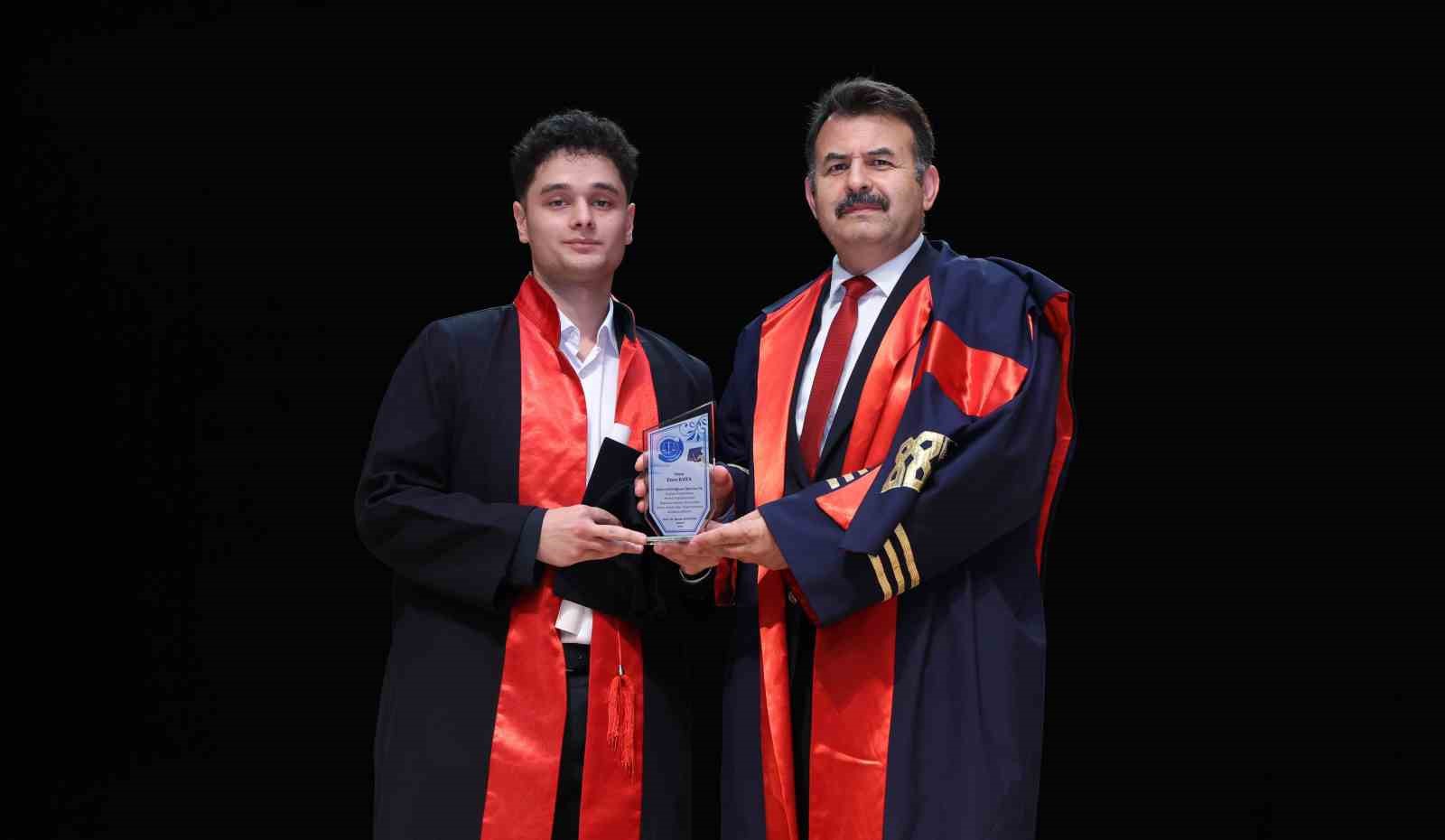 Görme engelli genç, hukuk fakültesini başarıyla bitirdi 