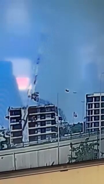 İnşaat alanındaki vincin devrilme anı kamerada 