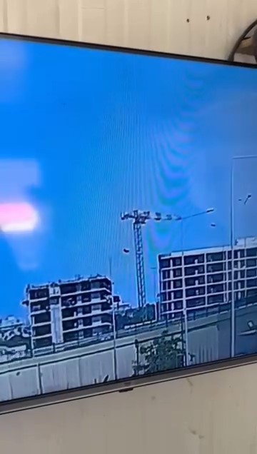 İnşaat alanındaki vincin devrilme anı kamerada 
