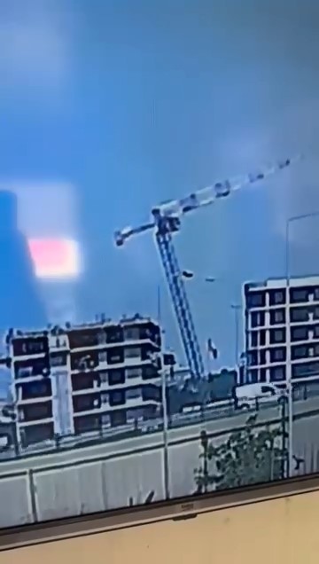 İnşaat alanındaki vincin devrilme anı kamerada 