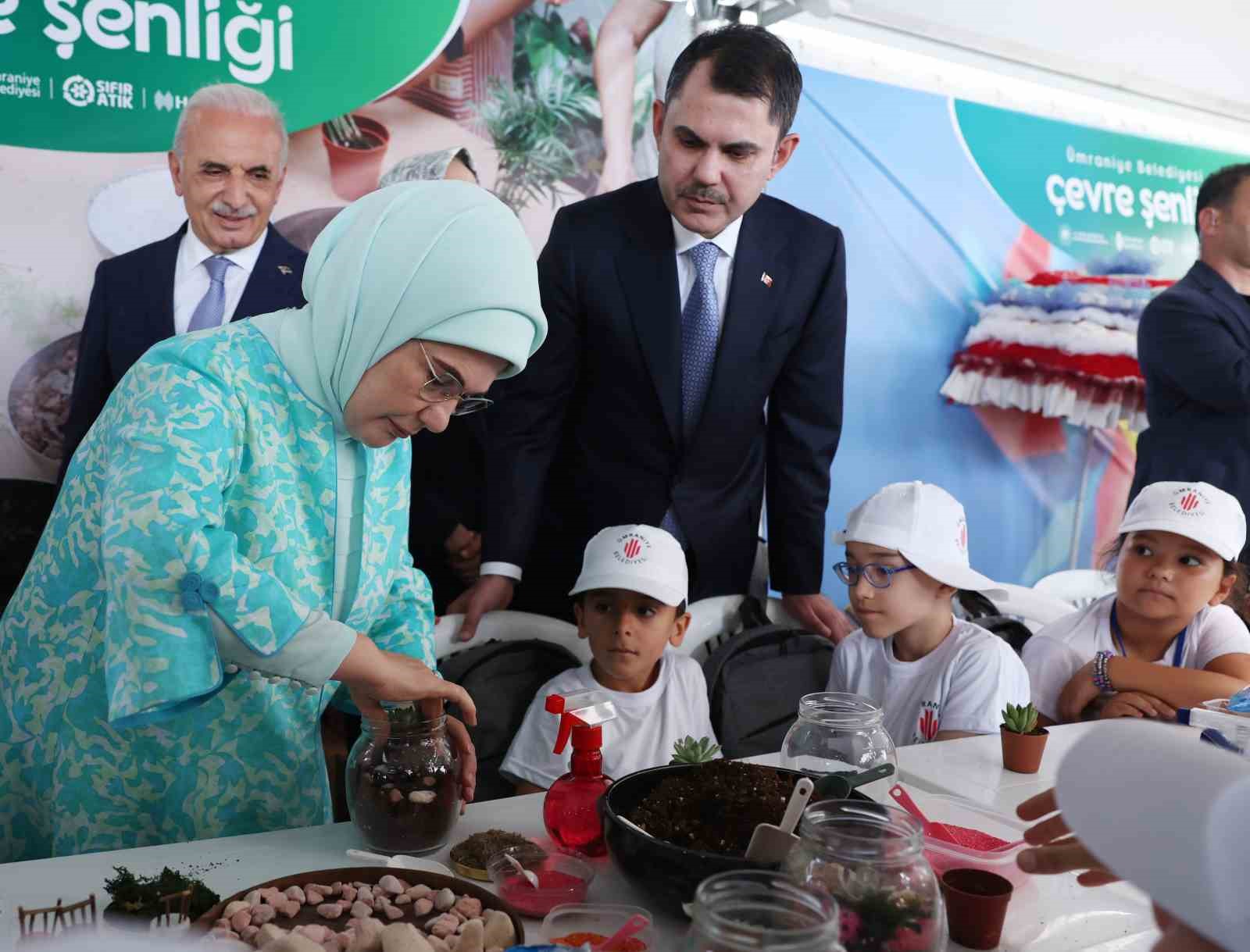 Emine Erdoğan, Ümraniye Çevre Şenliği’nde çocuklarla birlikte teraryum hazırladı 