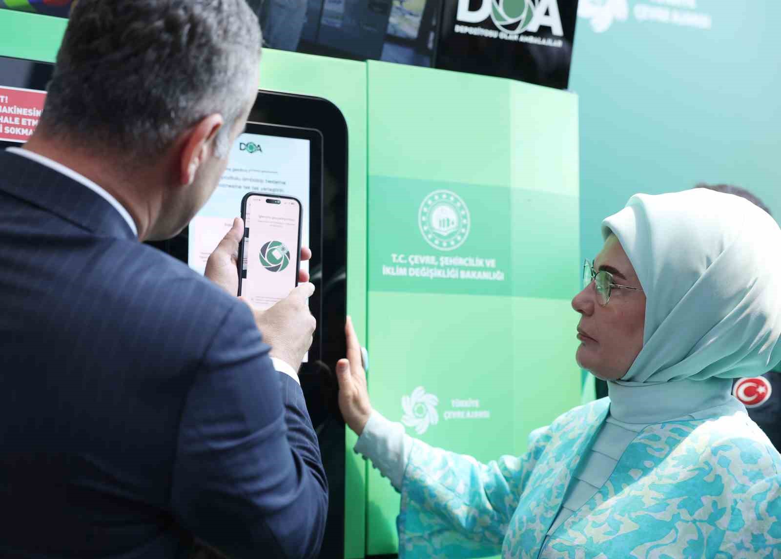 Emine Erdoğan, Ümraniye Çevre Şenliği’nde çocuklarla birlikte teraryum hazırladı 