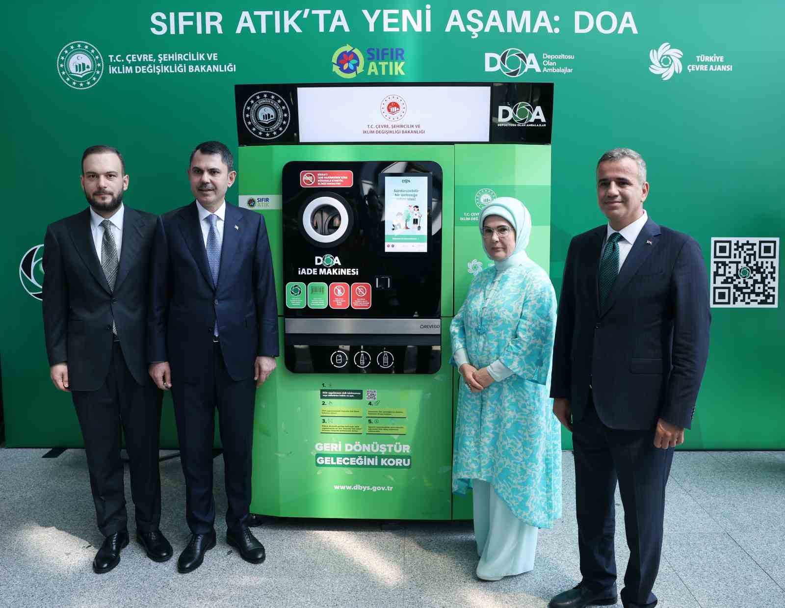 Emine Erdoğan, Ümraniye Çevre Şenliği’nde çocuklarla birlikte teraryum hazırladı 