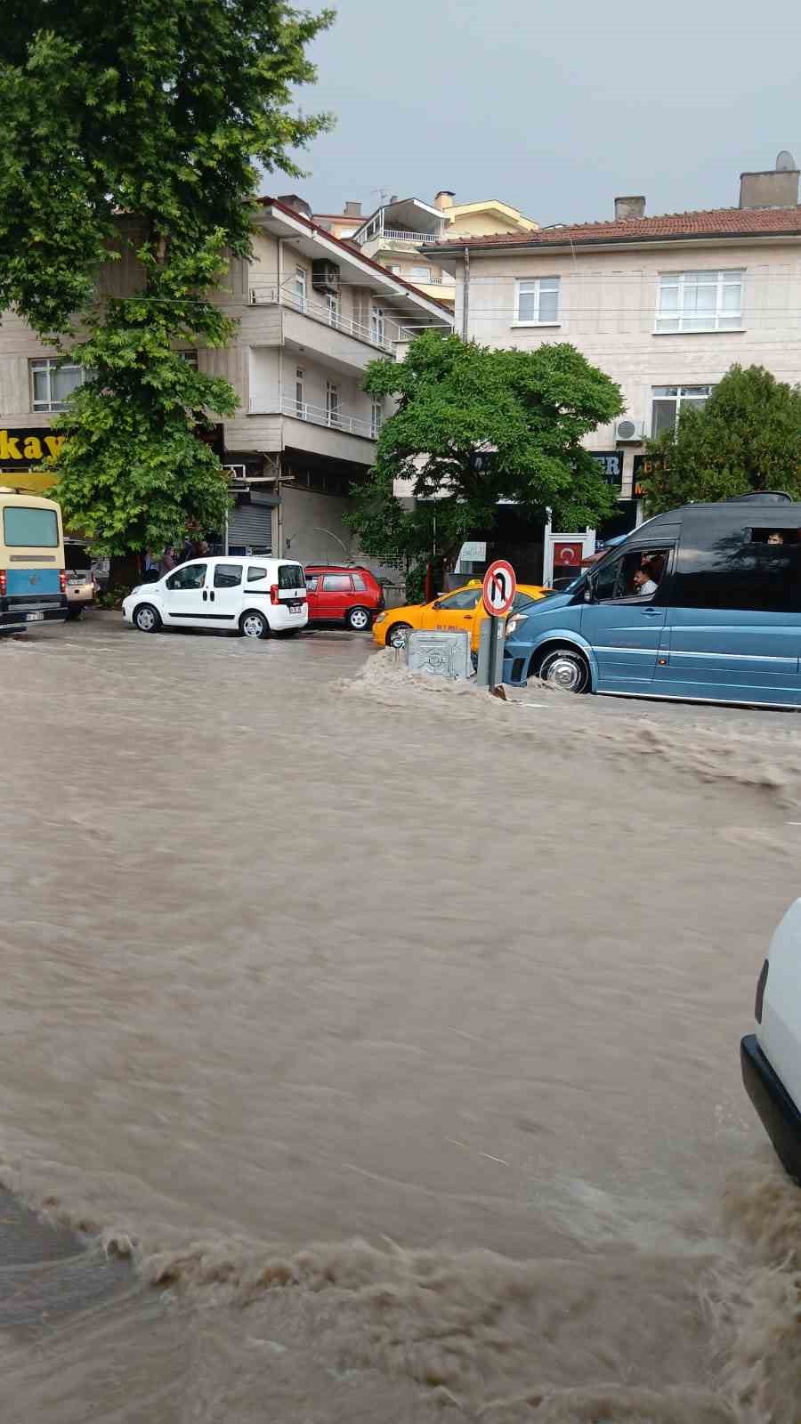 Başkentte sağanak yağış hayatı olumsuz etkiledi 
