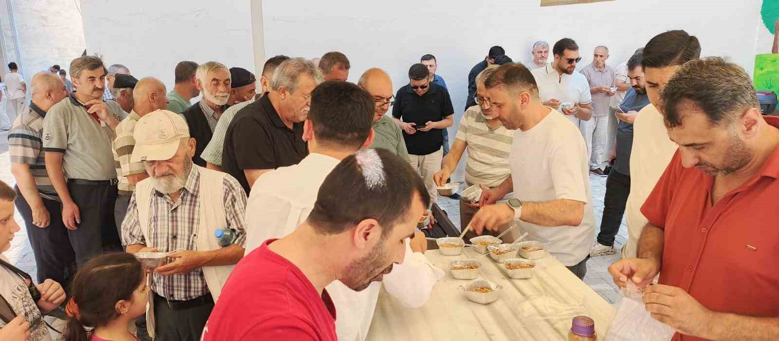 Bursalı esnaf bin 200 kişiye aşure dağıttı 