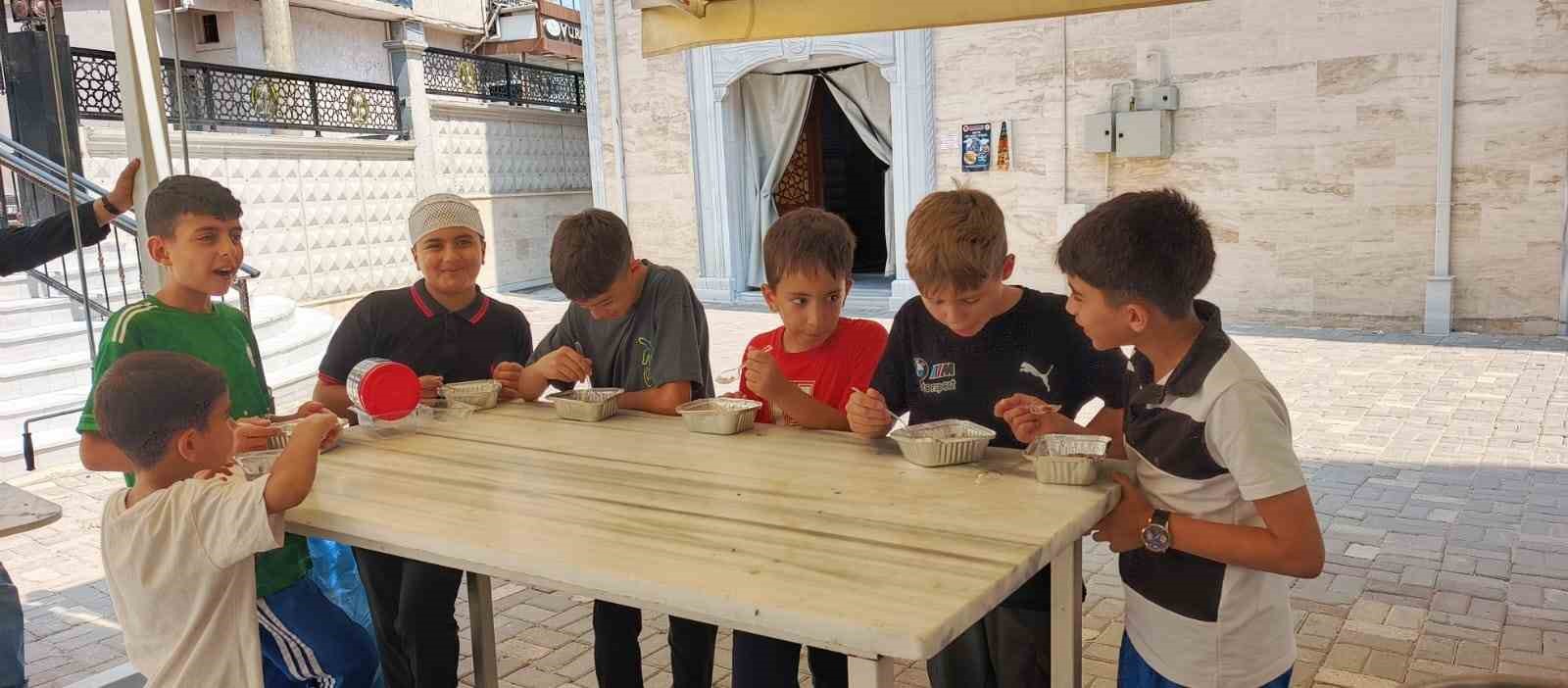 Bursalı esnaf bin 200 kişiye aşure dağıttı 