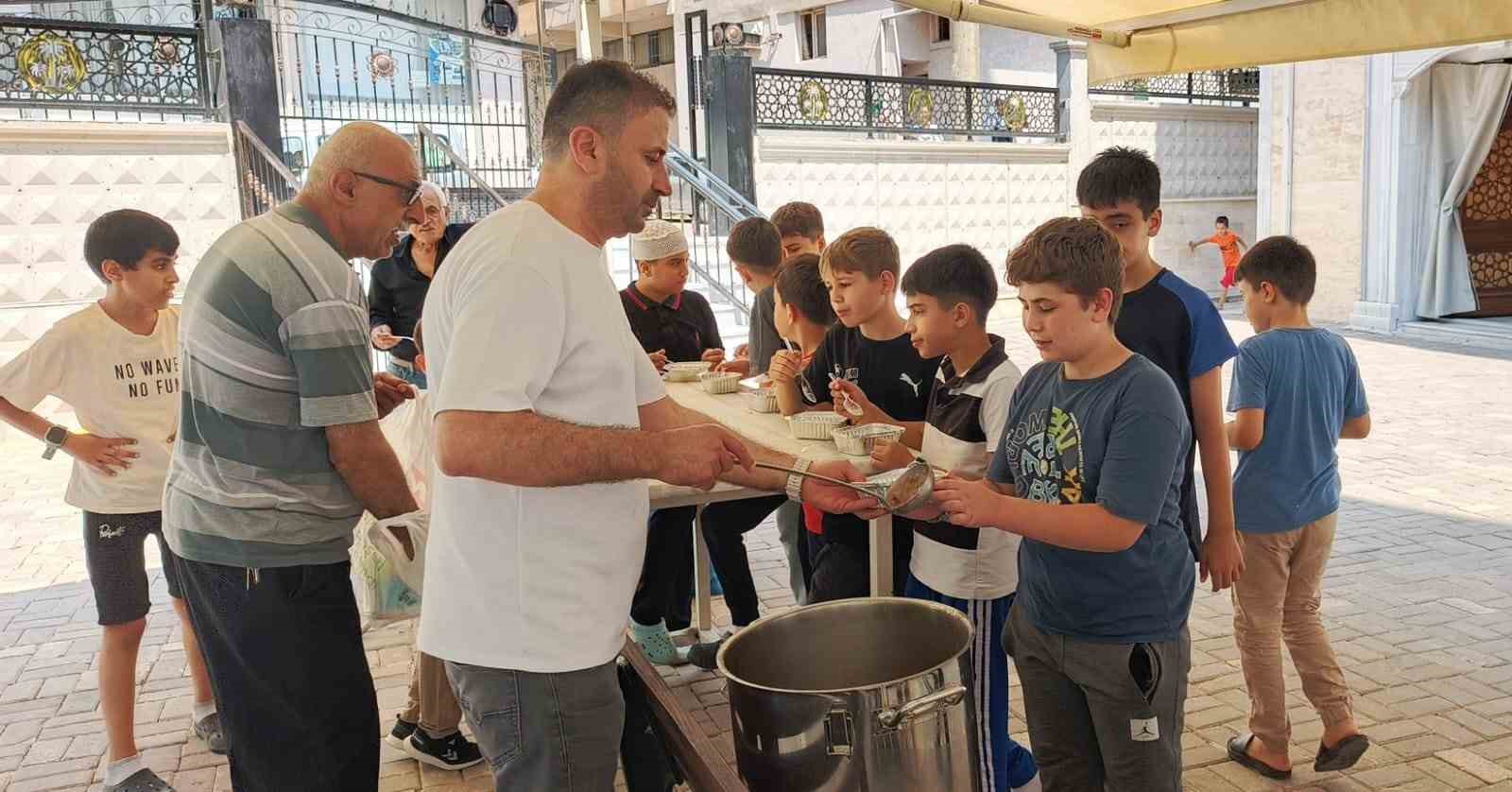 Bursalı esnaf bin 200 kişiye aşure dağıttı 