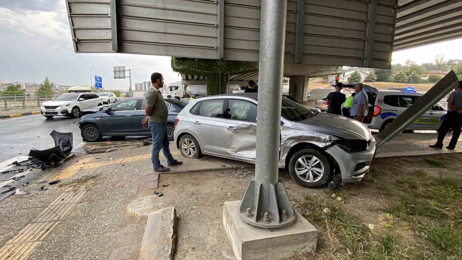 Kastamonu’da üç araç birbirine girdi: 5 yaralı 