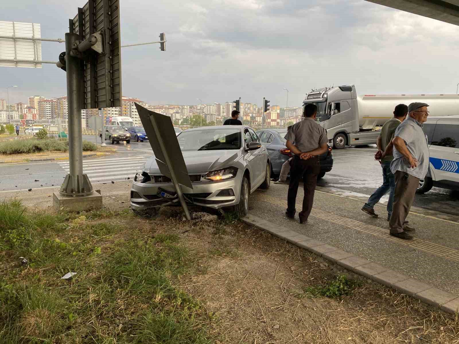 Kastamonu’da üç araç birbirine girdi: 5 yaralı 