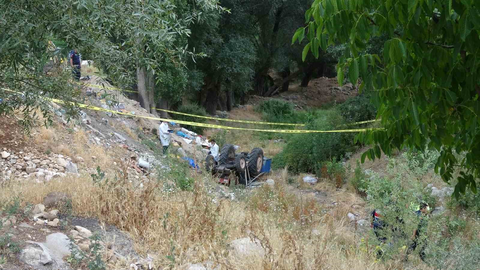 Dereye taş dökerken devrilen traktörün altında kaldı, cansız bedeni 1 saat sonra bulundu 