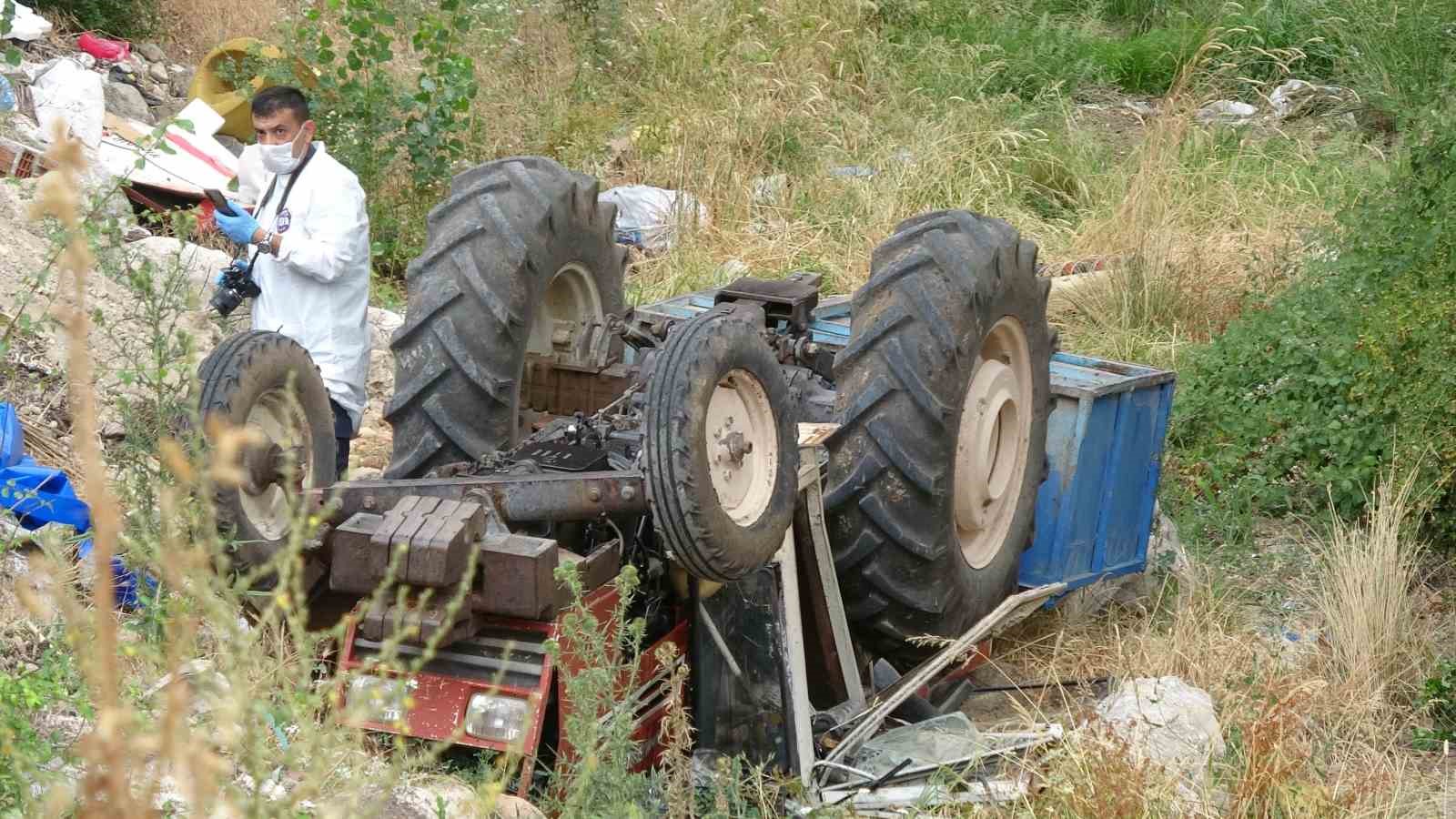 Dereye taş dökerken devrilen traktörün altında kaldı, cansız bedeni 1 saat sonra bulundu 