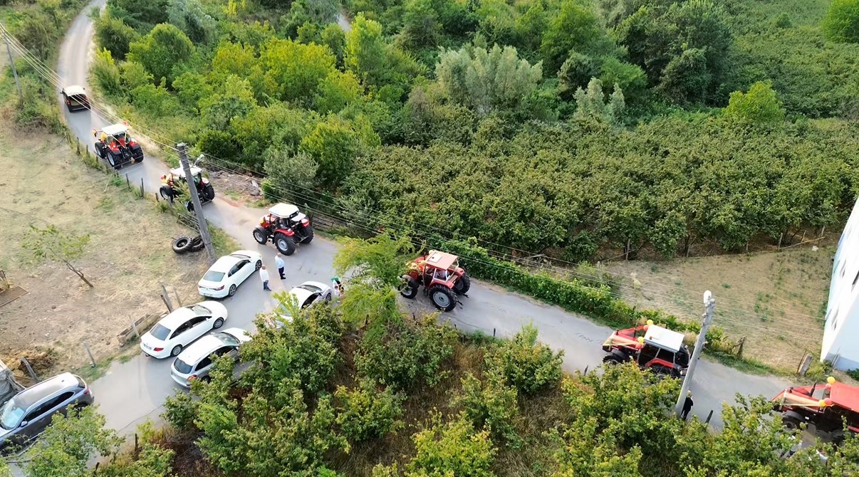 Çiftçi baba, oğlunun isteğini kırmadı, sünnet konvoyunu traktörlerle yaptı 