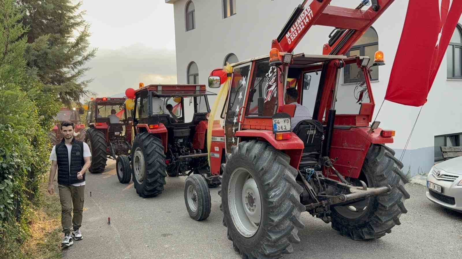 Çiftçi baba, oğlunun isteğini kırmadı, sünnet konvoyunu traktörlerle yaptı 