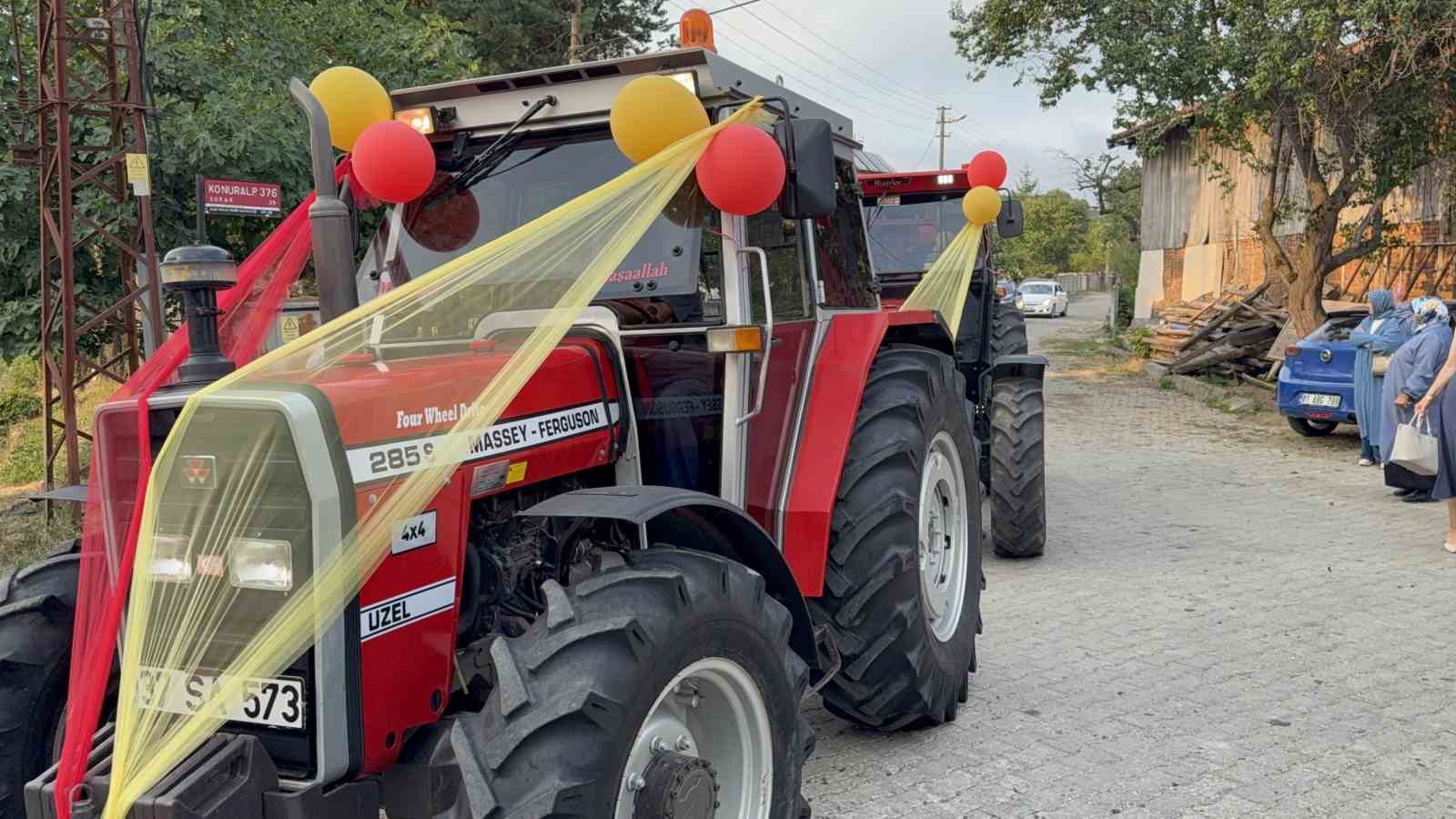 Çiftçi baba, oğlunun isteğini kırmadı, sünnet konvoyunu traktörlerle yaptı 
