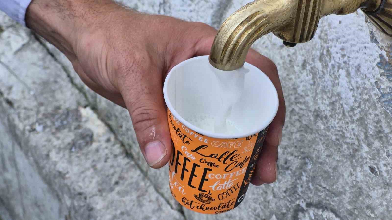 Köy meydanında çeşmeden ayran aktı 