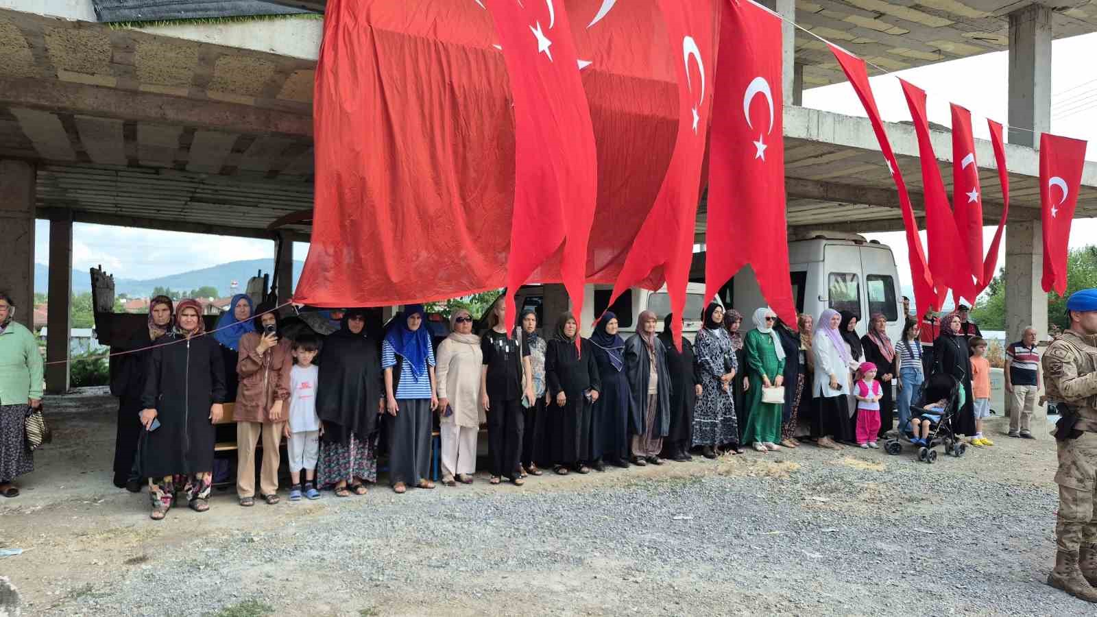 Köy meydanında çeşmeden ayran aktı 