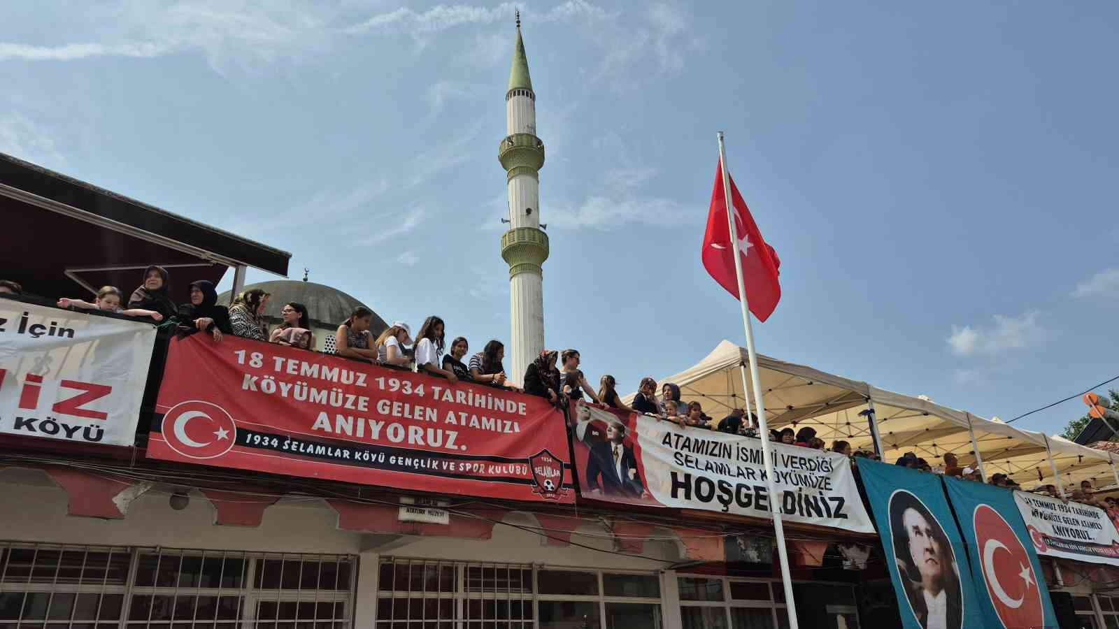 Köy meydanında çeşmeden ayran aktı 