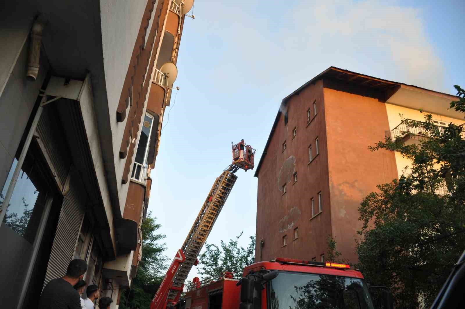 Muş’ta çatı yangını paniğe neden oldu 