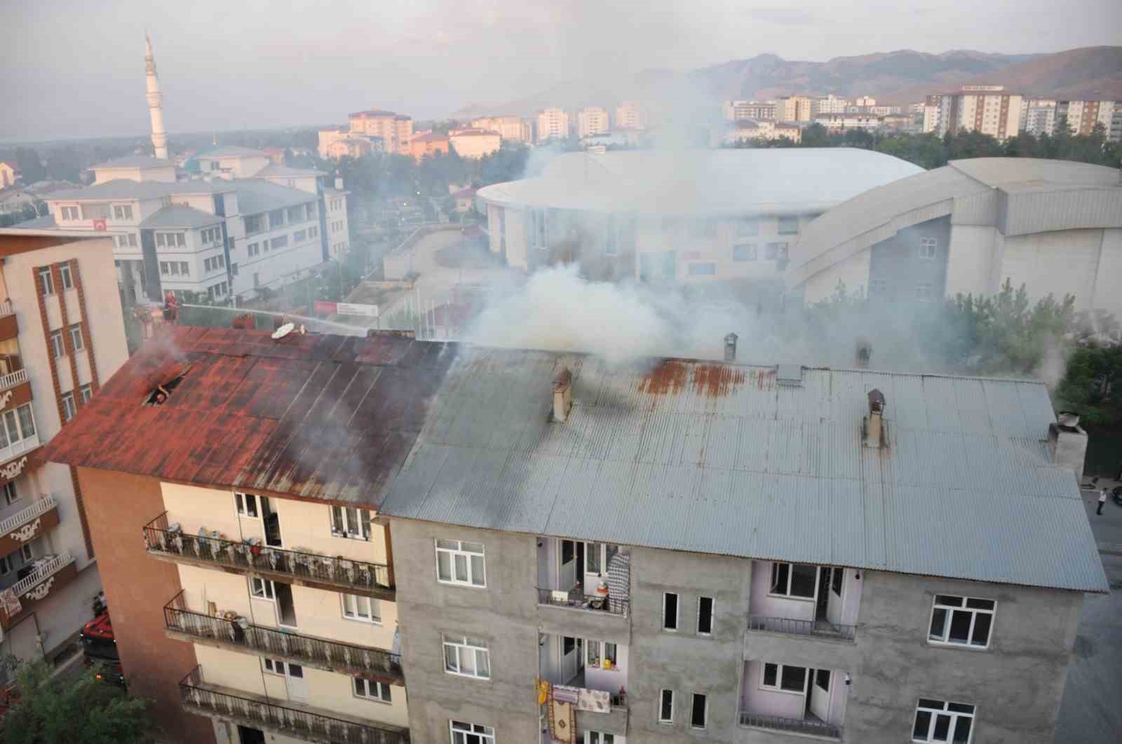 Muş’ta çatı yangını paniğe neden oldu 