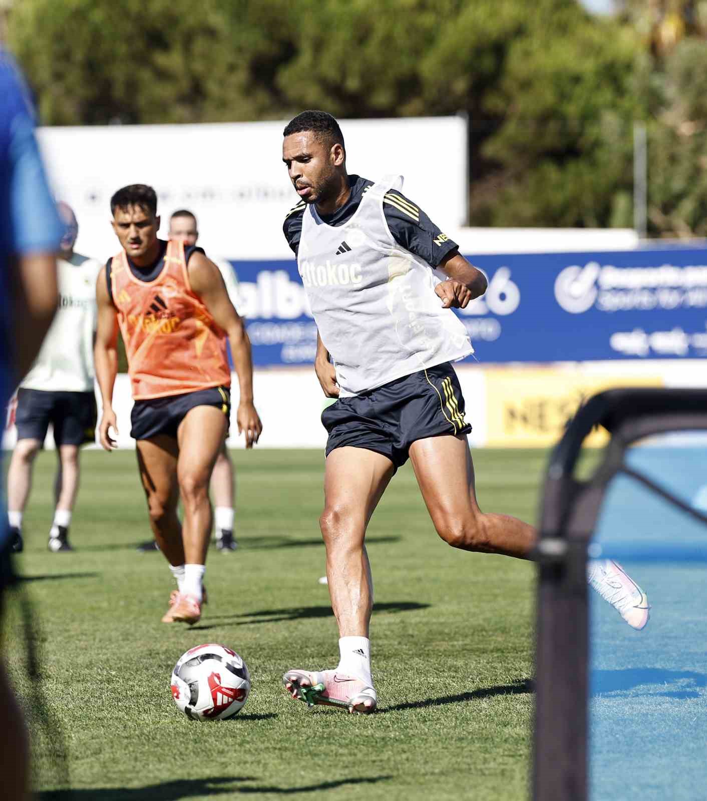 Fenerbahçe, yeni sezon hazırlıklarını sürdürdü 