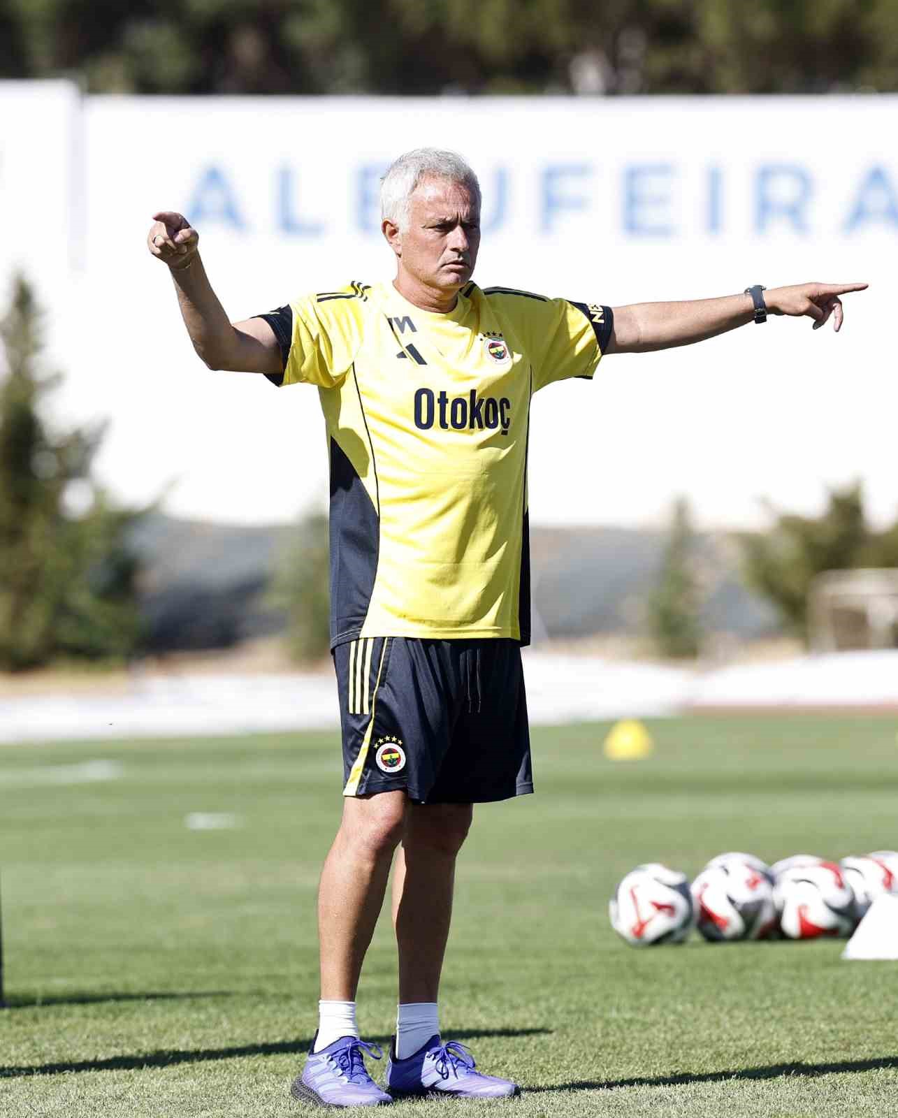 Fenerbahçe, yeni sezon hazırlıklarını sürdürdü 