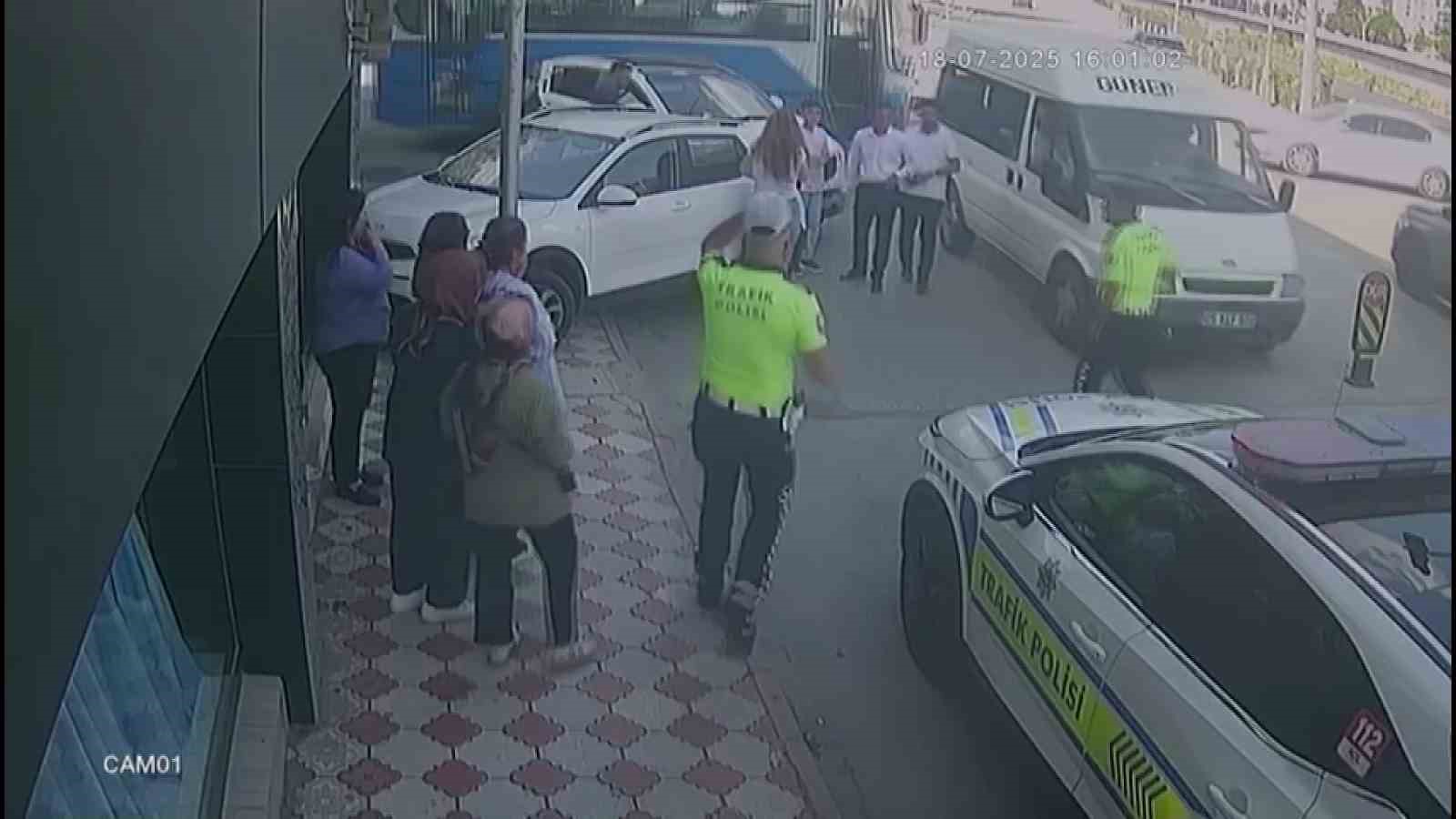 Amasya’da kaza yapan aracın vitrine çarptığı anlar kamerada 