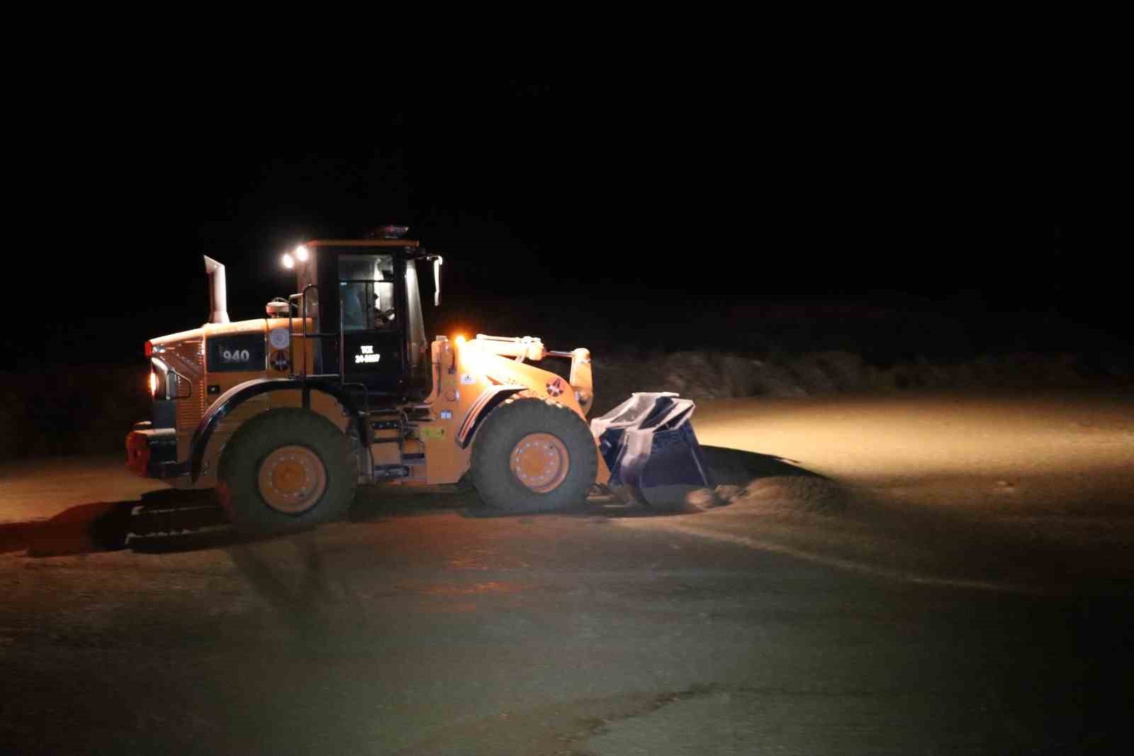 Oltu’da otomobil sel sularına kapıldı: Sürücü araçtan atladı, eşi sürüklendi 