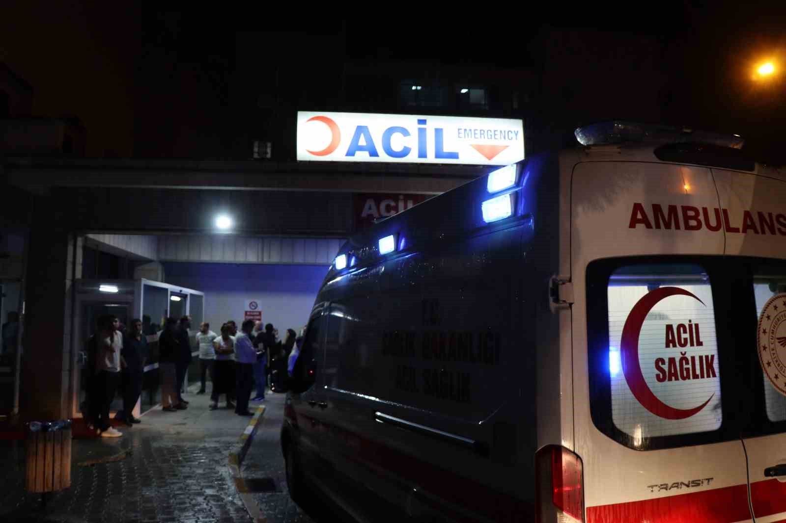 Oltu’da otomobil sel sularına kapıldı: Sürücü araçtan atladı, eşi sürüklendi 