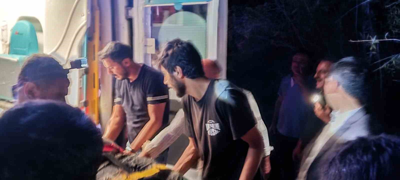 Oltu’da otomobil sel sularına kapıldı: Sürücü araçtan atladı, eşi sürüklendi 