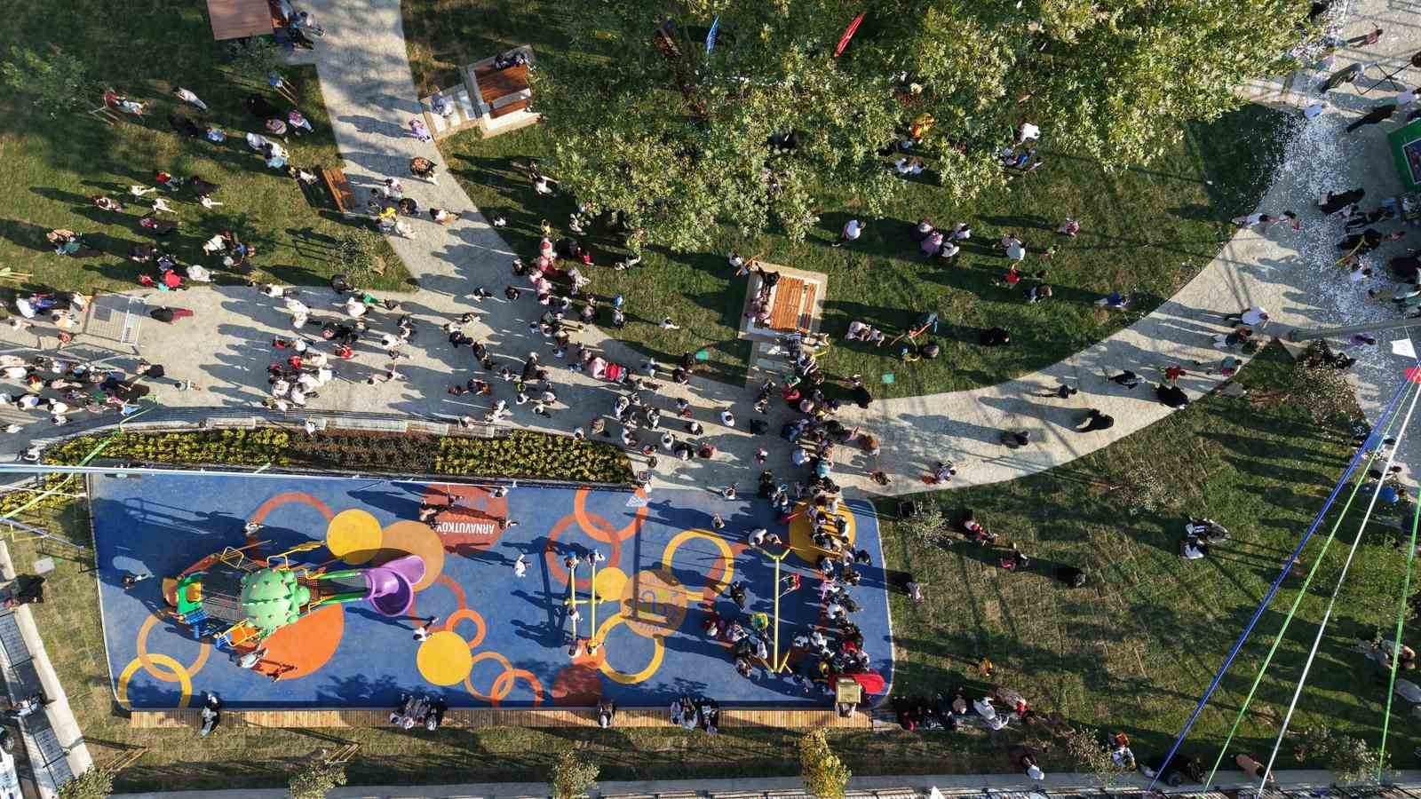 Arnavutköy Belediyesinden asırlık çınar gölgesinde yeni park açıldı 