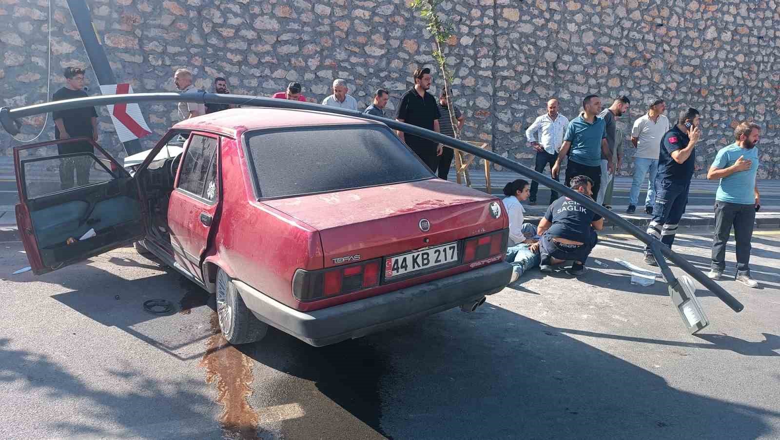 Kontrolden çıkan otomobil refüje çarptı: 4 yaralı 